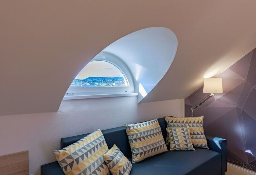 חדר אקזקיוטיב לשלושה, Christina Residence