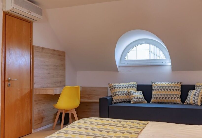 חדר אקזקיוטיב לשלושה, Christina Residence