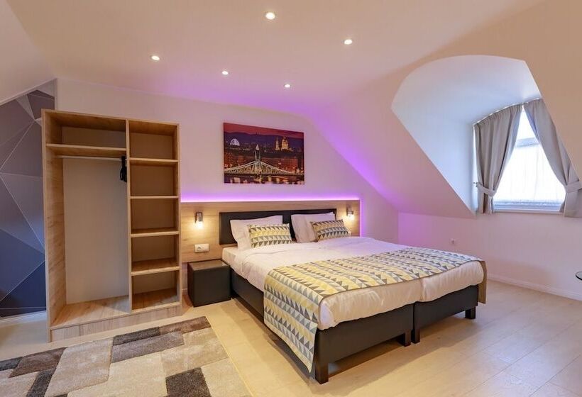 חדר אקזקיוטיב לשלושה, Christina Residence