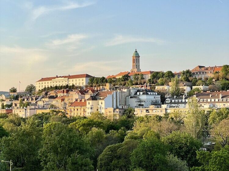 סוויטה משפחתית, Christina Residence