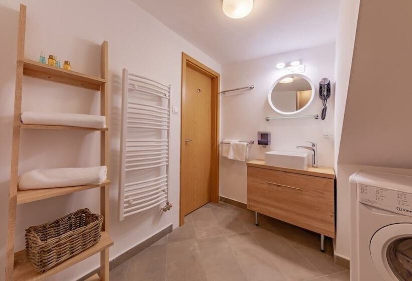 סוויטה משפחתית, Christina Residence