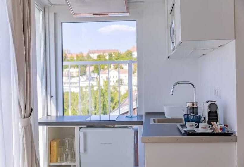 סוויטה משפחתית, Christina Residence