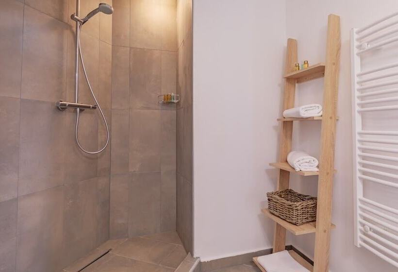 סוויטה משפחתית, Christina Residence