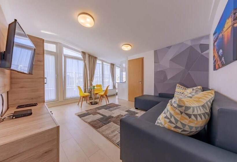 סוויטה משפחתית, Christina Residence