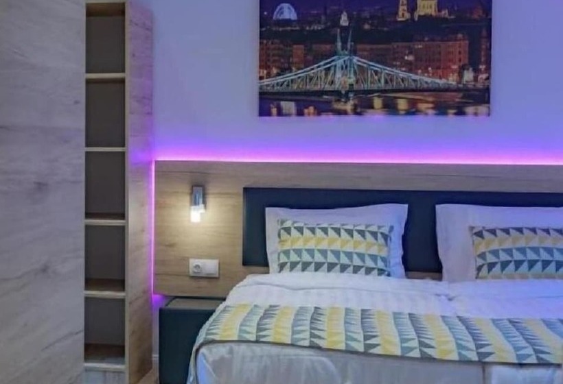 חדר אקזקיוטיב לשלושה, Christina Residence