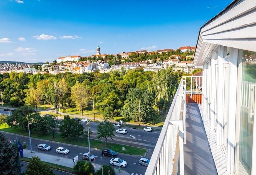 סוויטה משפחתית, Christina Residence