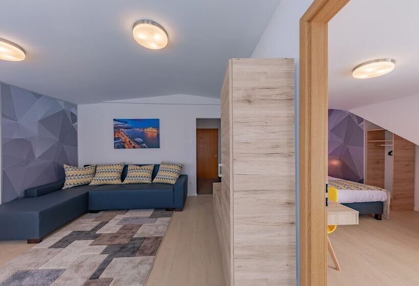 סוויטה משפחתית, Christina Residence