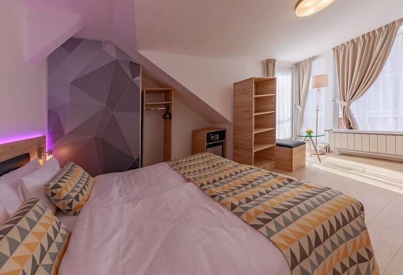 סוויטה משפחתית, Christina Residence