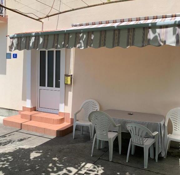 آپارتمان 1 خوابه, Anita Guest House