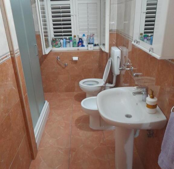 آپارتمان 2 خوابه, Anita Guest House