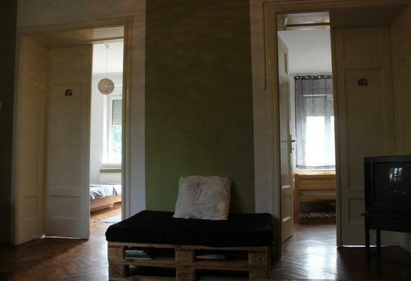 חדר סטנדרט לשלושה עם חדר אמבטיה משוף, Central Station Private Rooms