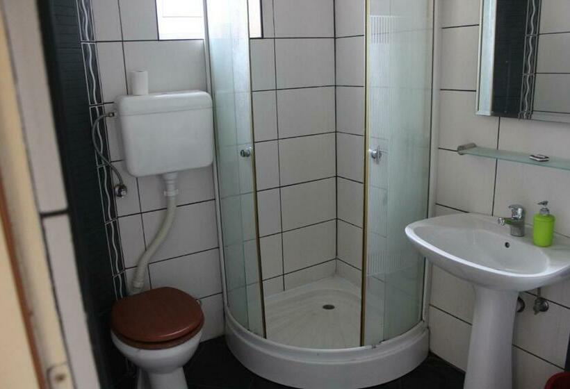 חדר סטנדרט לשלושה עם חדר אמבטיה משוף, Central Station Private Rooms