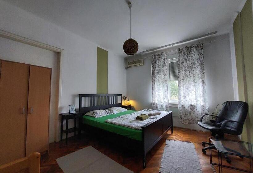 חדר סטנדרט לשלושה עם חדר אמבטיה משוף, Central Station Private Rooms