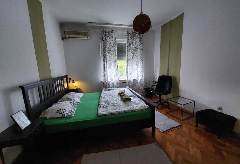 חדר סטנדרט לשלושה עם חדר אמבטיה משוף, Central Station Private Rooms