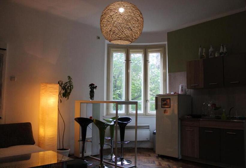 اتاق استاندارد سه تخته با سرویس بهداشتی مشترک, Central Station Private Rooms