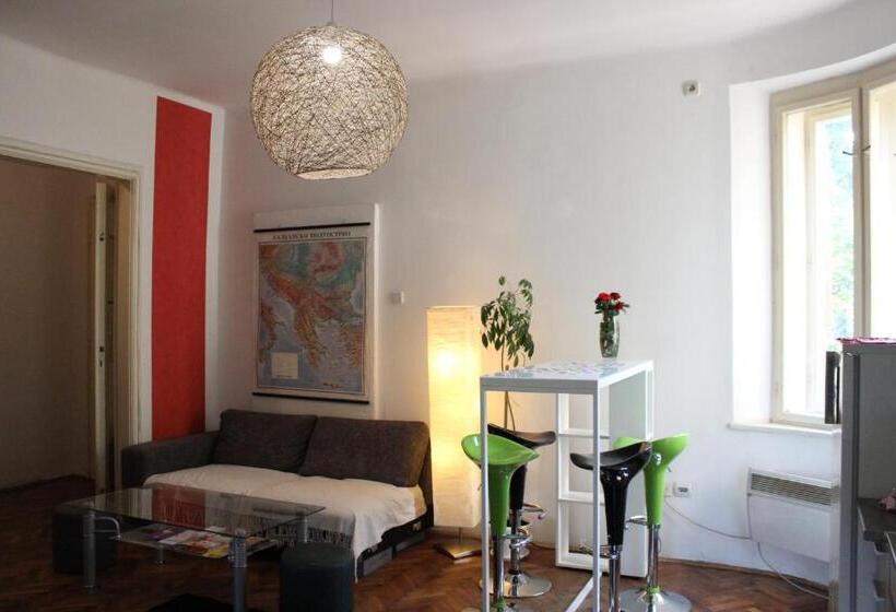 חדר סטנדרט לשלושה עם חדר אמבטיה משוף, Central Station Private Rooms