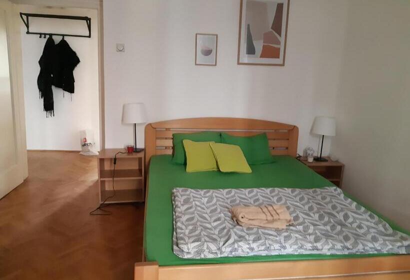 חדר סטנדרט לשלושה עם חדר אמבטיה משוף, Central Station Private Rooms
