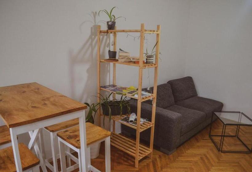 חדר סטנדרט לשלושה עם חדר אמבטיה משוף, Central Station Private Rooms