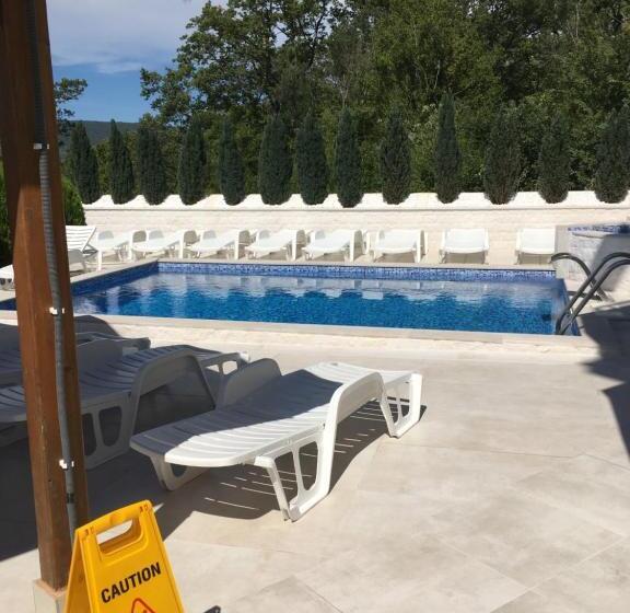 ویلای یک اتاق خوابه با استخر شنا, Villa Rakhimov