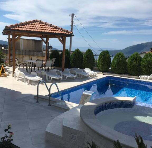 ویلای یک اتاق خوابه با استخر شنا, Villa Rakhimov