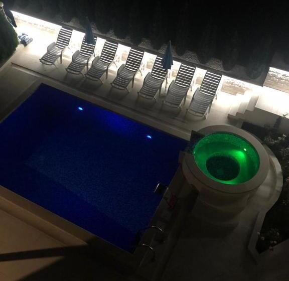 ویلای یک اتاق خوابه با استخر شنا, Villa Rakhimov