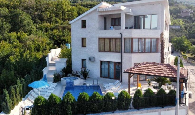 ویلای یک اتاق خوابه با استخر شنا, Villa Rakhimov