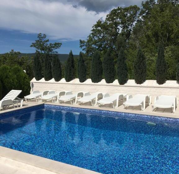 ویلای یک اتاق خوابه با استخر شنا, Villa Rakhimov