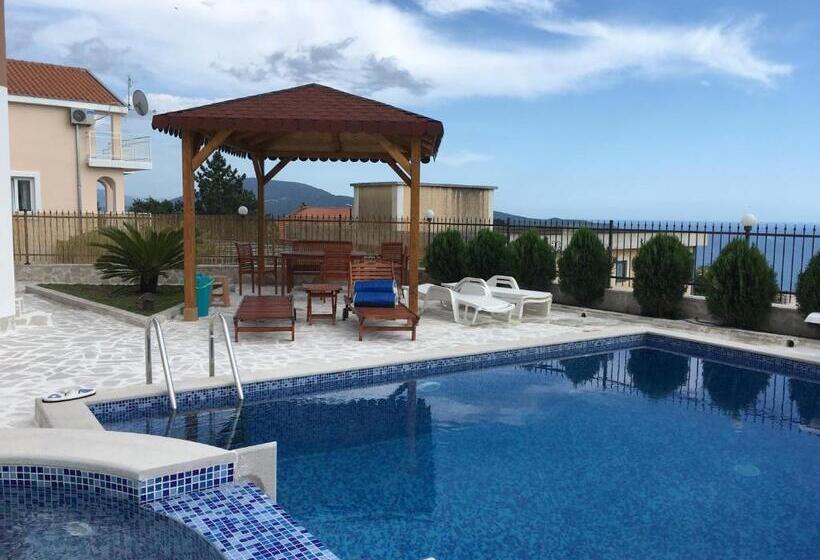 آپارتمان 1 خوابه با تراس, Villa Rakhimov