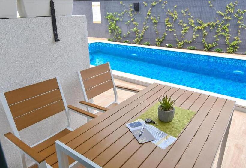 آپارتمان 2 خوابه, Klaris Guest House