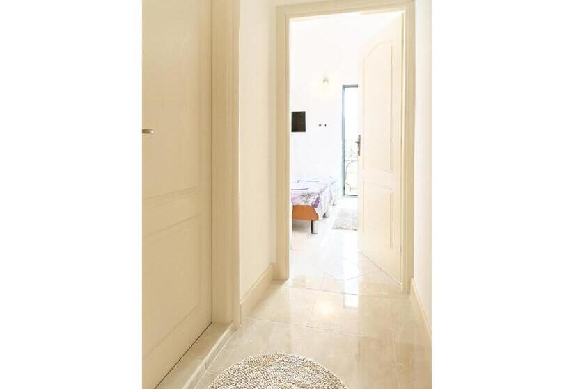 آپارتمان 2 خوابه با بالکن, Klaris Guest House