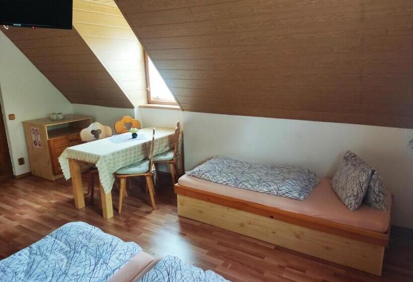 غرفة قياسية ثلاثية, Penzion Leštiny
