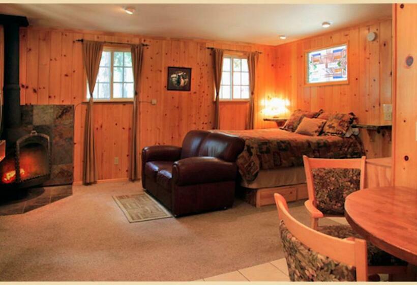 디럭스 방갈로, Silver Pines Lodge