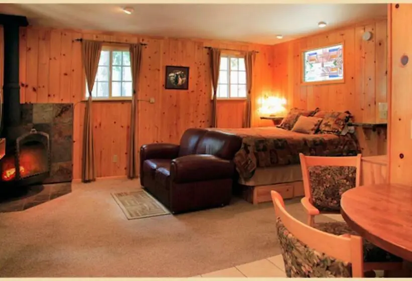 デラックスバンガロー, Silver Pines Lodge