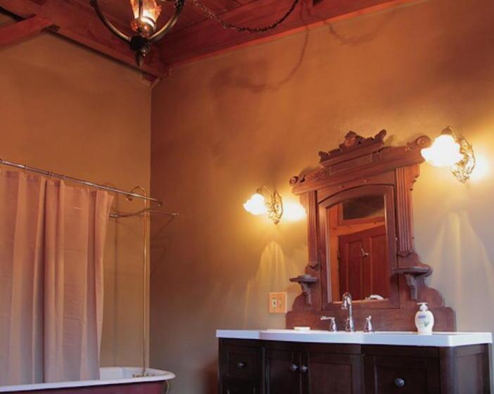 스위트 킹사이즈 침대, Silver Pines Lodge