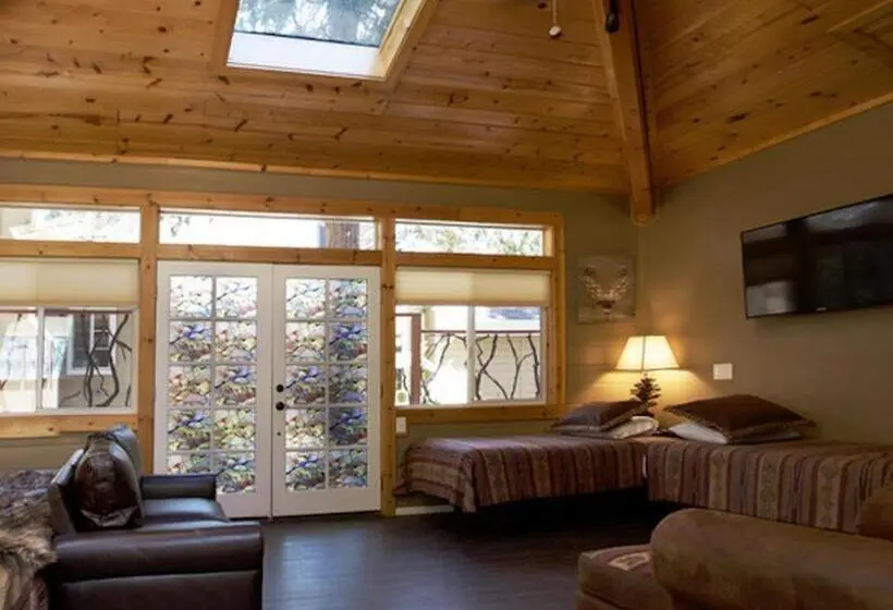 キングサイズベッドのデラックススイート, Silver Pines Lodge