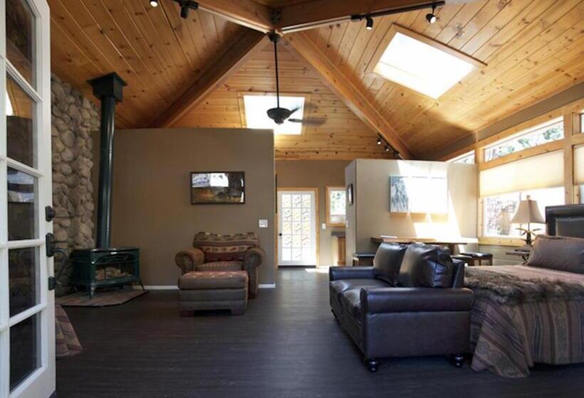 디럭스 스위트 킹 침대, Silver Pines Lodge