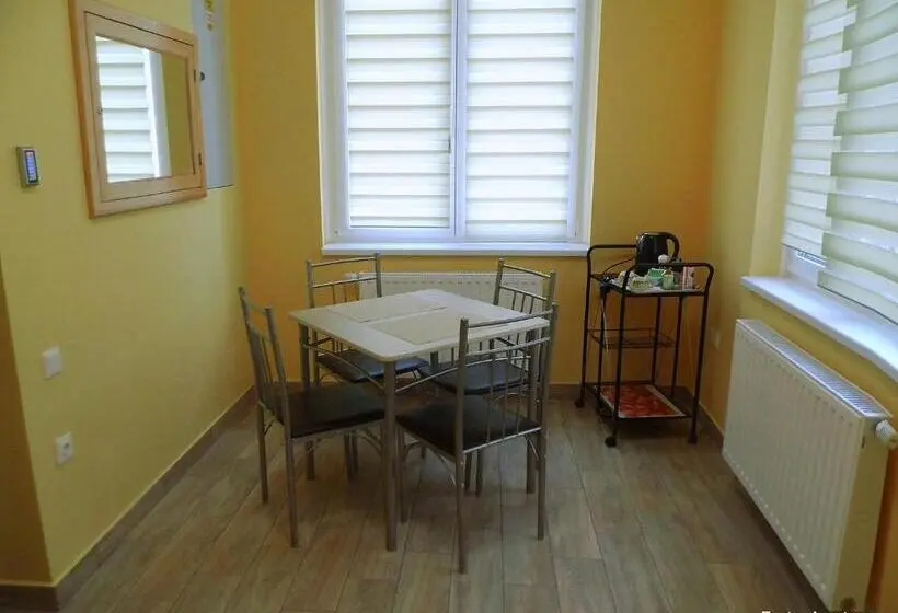 デラックスルーム, Eszter Apartman