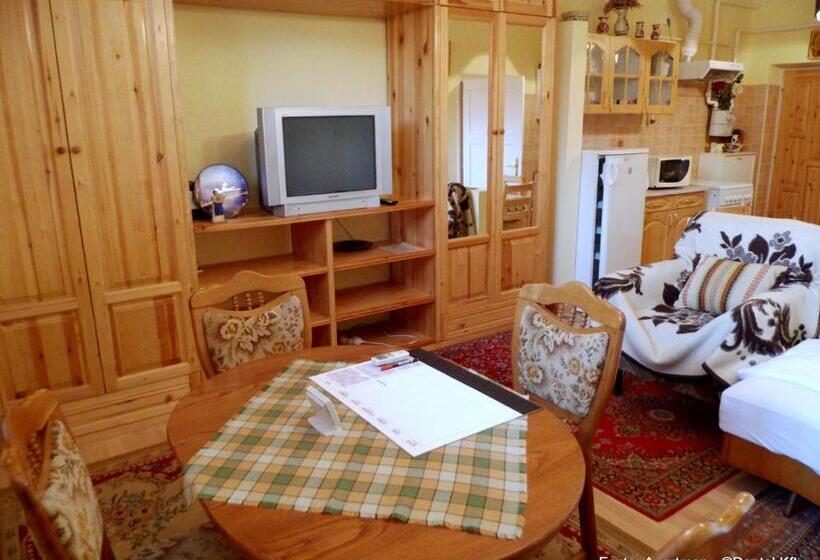 Апартаменты 1 Спальня Нижний Этаж, Eszter Apartman