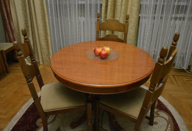 سوییت جونیور, Knaus Apartments