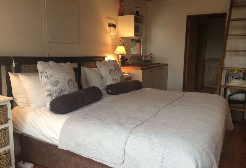Хижина, A Stone S Throw Accommodation