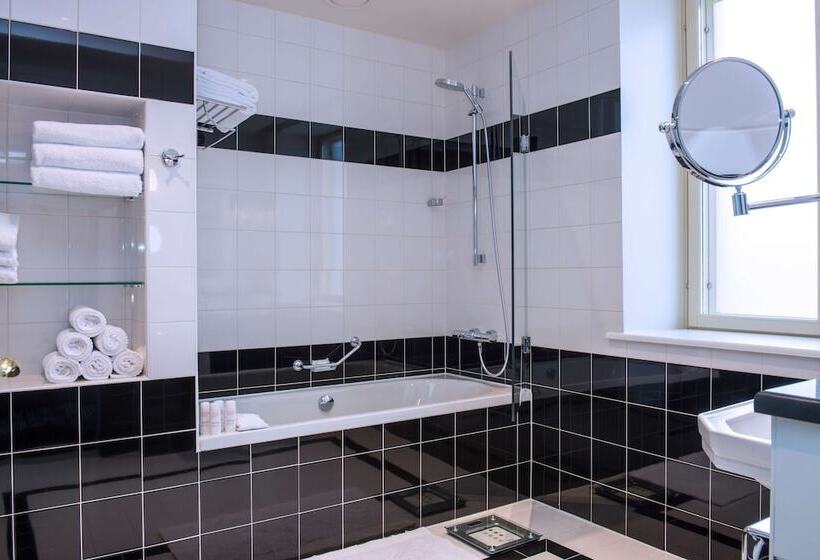 جناح جونيور, Radisson Royal Hotel, St. Petersburg
