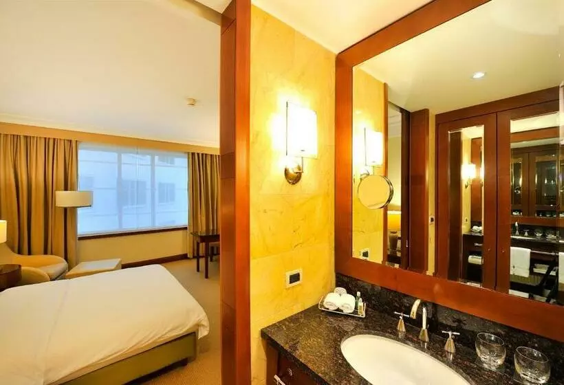 Club Room King Bed, Regent Warsaw