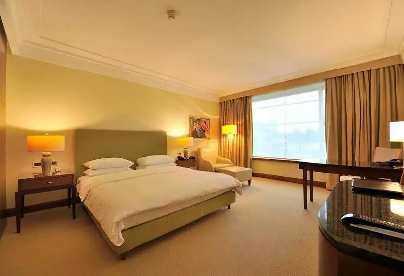 Club Room King Bed, Regent Warsaw