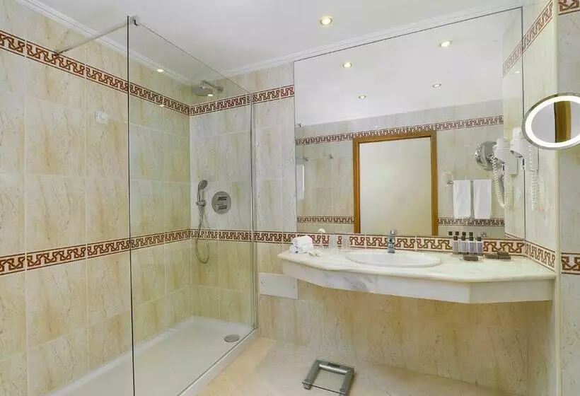 اتاق اساندارد با چشم‌انداز جانبی به دریا, Ria Park Hotel & Spa
