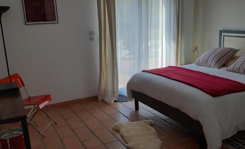 Трехместный Номер Стандарт Вид на Бассейн, Logis Des Magnans   Le Murier