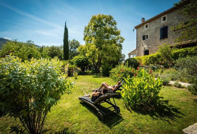 Трехместный Номер Стандарт Вид на Бассейн, Logis Des Magnans   Le Murier