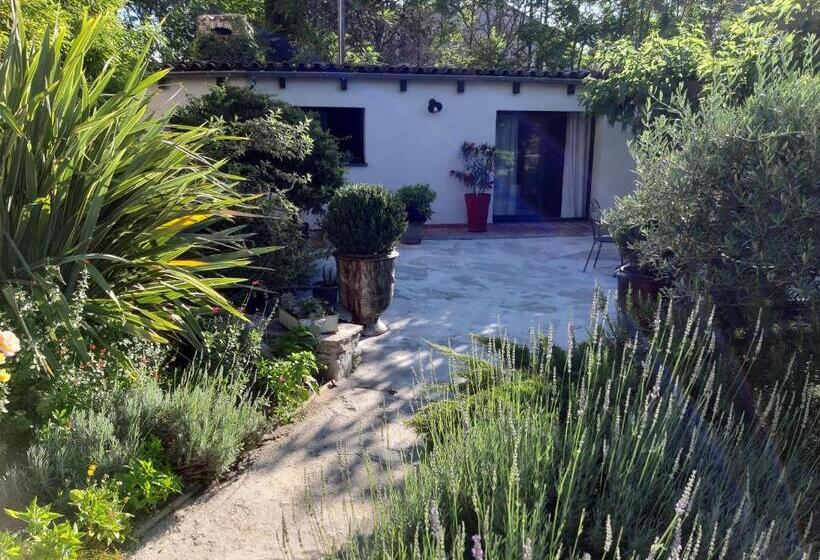 Трехместный Номер Стандарт Вид на Бассейн, Logis Des Magnans   Le Murier