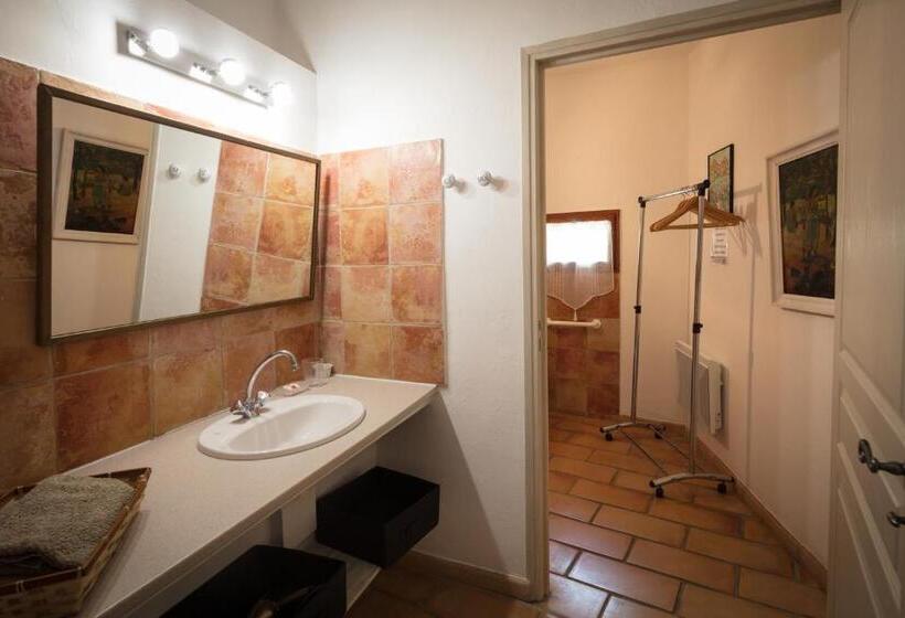 Номер Стандарт Вид на Сад, Logis Des Magnans   Le Murier