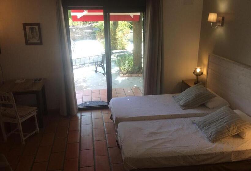 Трехместный Номер Стандарт Вид на Бассейн, Logis Des Magnans   Le Murier