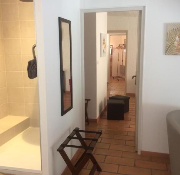 Трехместный Номер Стандарт Вид на Бассейн, Logis Des Magnans   Le Murier